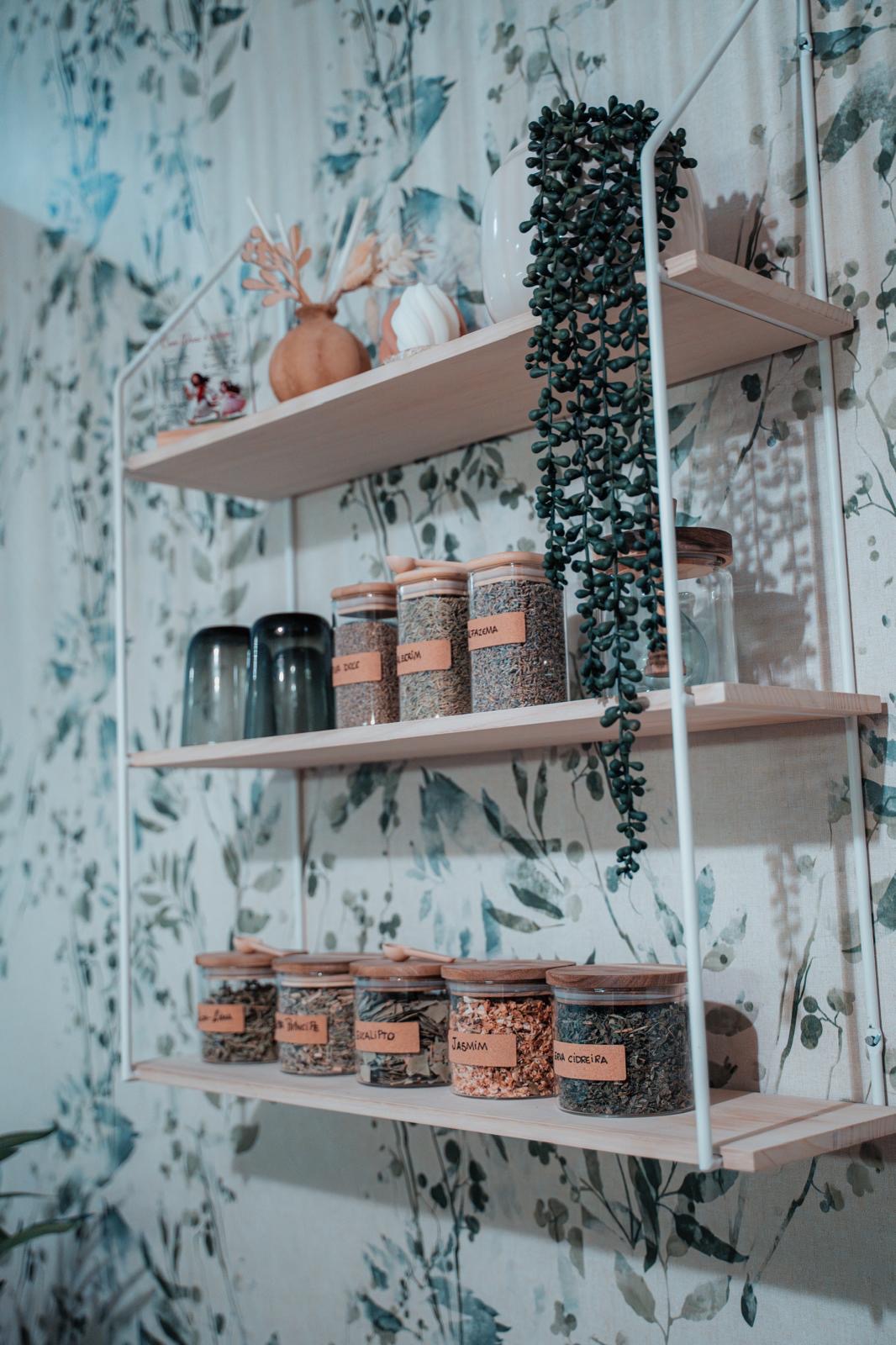 Prateleira com frascos de ervas aromáticas