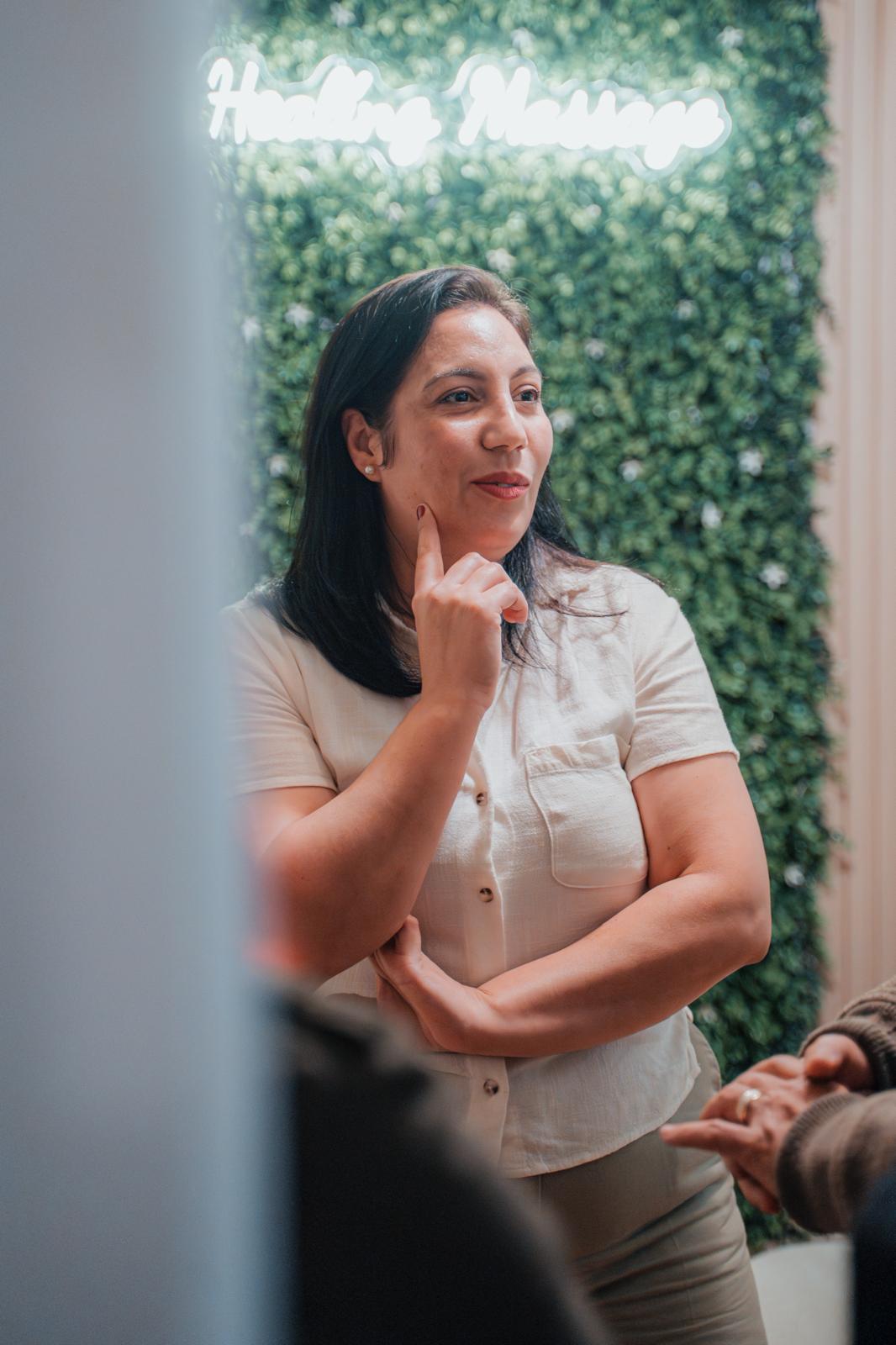 Daiane de Souza, massoterapeuta, no espaço Healing Massage